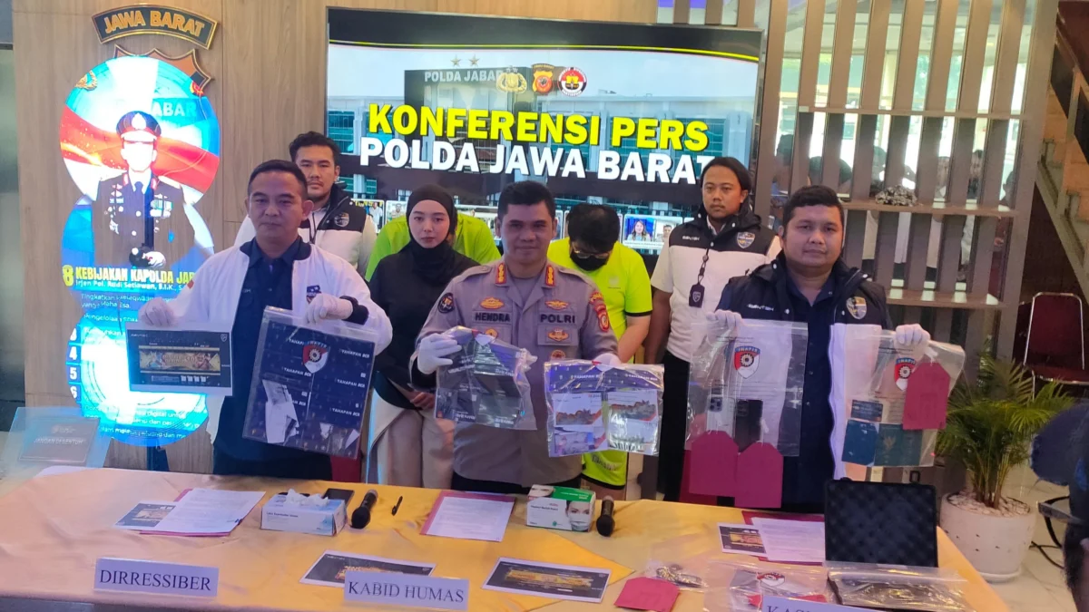 Dok. 2 pelaku judi online jaringan Kamboja berhasil dibekuk Polda Jabar. Selasa (20/5). Foto. Sandi Nugraha.