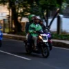 Pengendara ojek daring membawa penumpang di Jalan Maskumambang, Kota Bandung, Selasa (20/5). Foto: Dimas Rachmatsyah / Jabar Ekspres