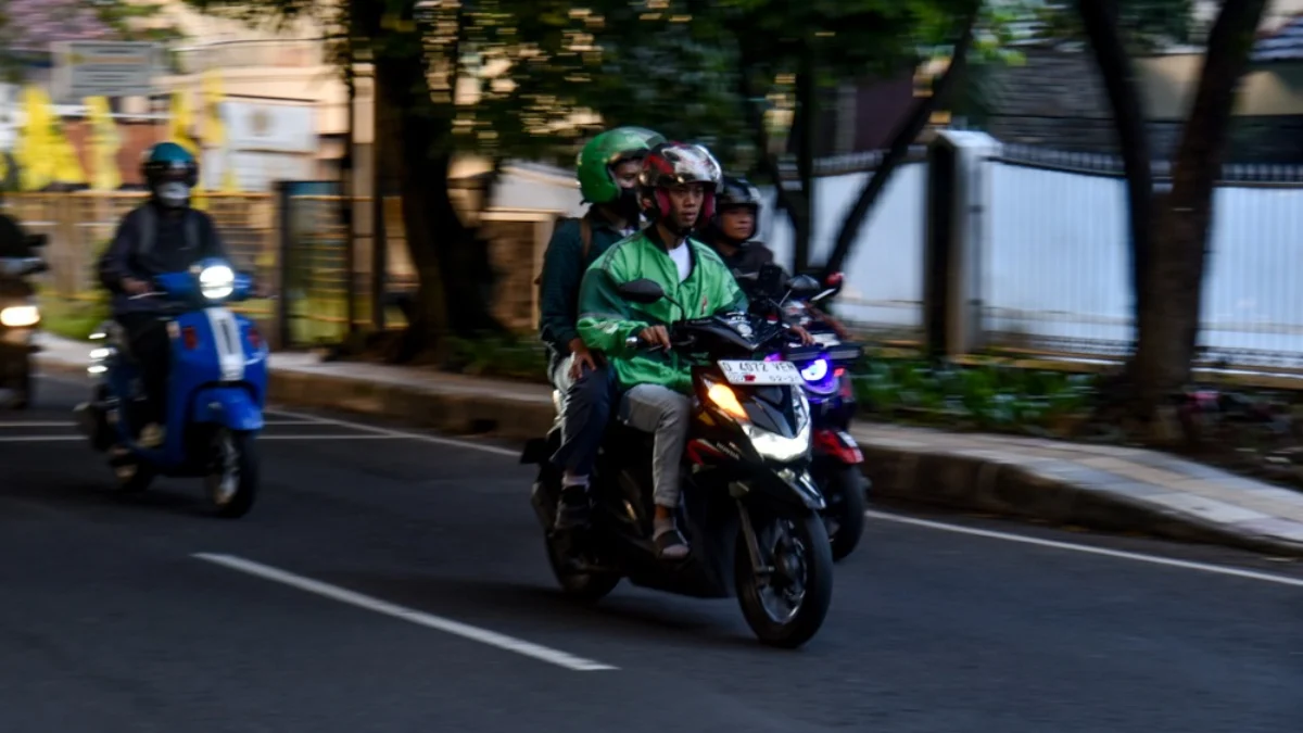 Pengendara ojek daring membawa penumpang di Jalan Maskumambang, Kota Bandung, Selasa (20/5). Foto: Dimas Rachmatsyah / Jabar Ekspres