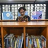 Pengunjung membaca koleksi buku di Microlibrary, Jalan Bima, Kota Bandung. Microlibrary yang sempat vakum itu kini di reaktivasi kembali. Foto: Dimas Rachmatsyah / Jabar Ekspres