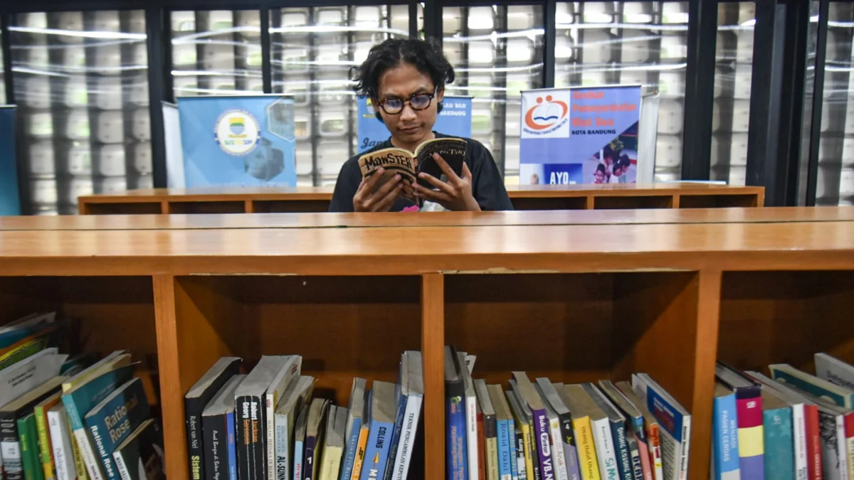 Pengunjung membaca koleksi buku di Microlibrary, Jalan Bima, Kota Bandung. Microlibrary yang sempat vakum itu kini di reaktivasi kembali. Foto: Dimas Rachmatsyah / Jabar Ekspres