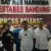 Dok. Dua orang pengendara sabu-sabu berinisial HD dan AS berhasil diamankan Polrestabes Bandung. Foto. Sandi Nugraha.