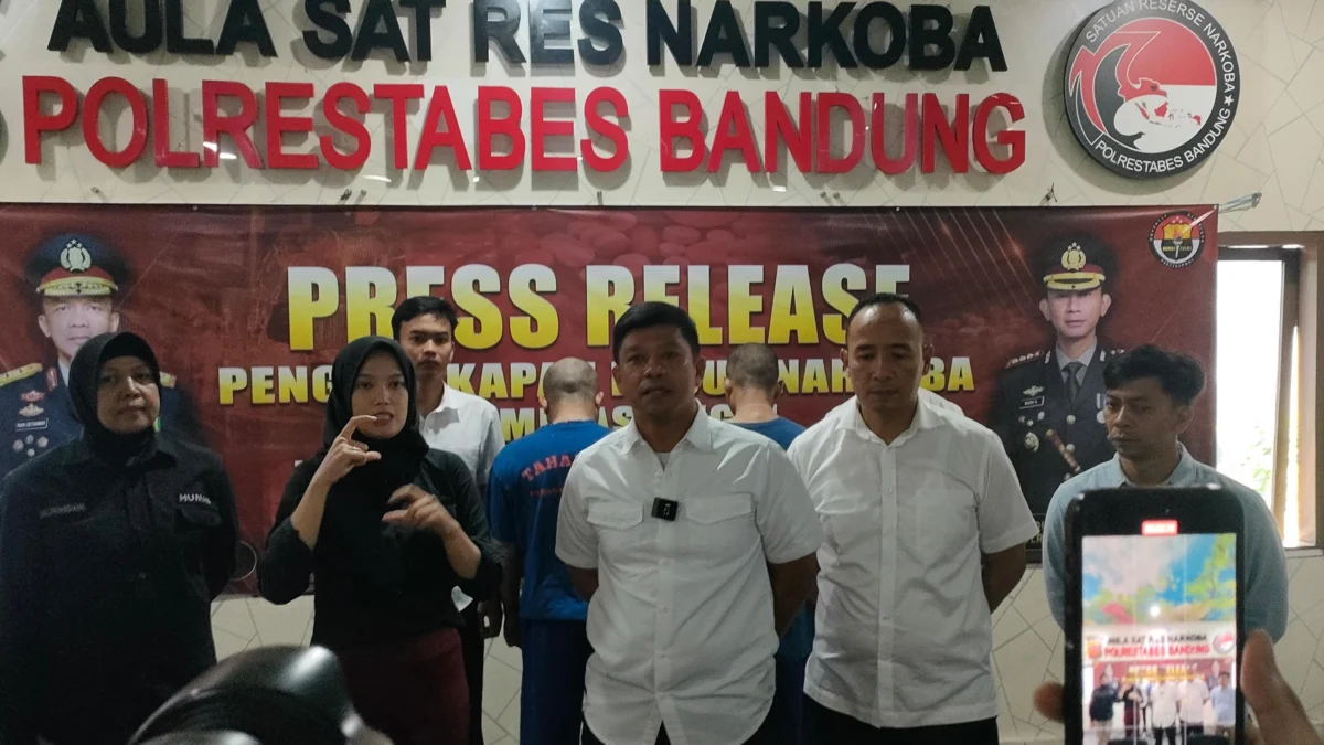 Dok. Dua orang pengendara sabu-sabu berinisial HD dan AS berhasil diamankan Polrestabes Bandung. Foto. Sandi Nugraha.