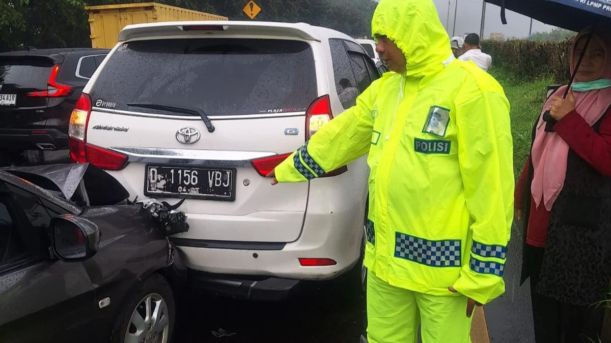 Lima Kendaraan Terlibat Tabrakan Beruntun di Tol Padaleunyi, Kabupaten Bandung, Rabu (21/5/2025). Foto Istimewa