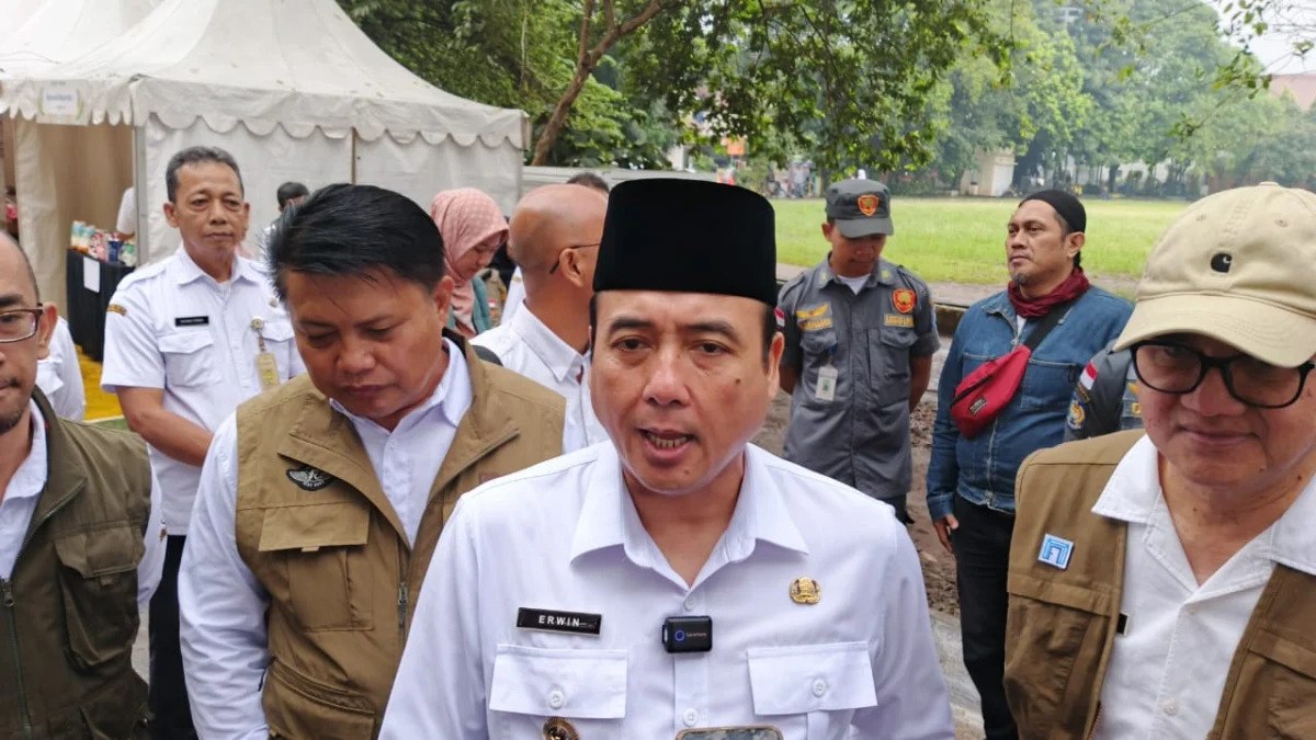 Wakil Wali Kota Bandung, Erwin saat meninjau kegiatan bazar murah di Antapani, Rabu (21/5). (Sadam Husen / JE)