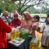 Warga membeli minyak subsidi saat bazar pangan murah di Lapangan Gasmin, Kota Bandung, Rabu (21/5). Foto: Dimas Rachmatsyah / Jabar Ekspres