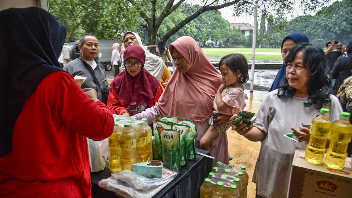 Warga membeli minyak subsidi saat bazar pangan murah di Lapangan Gasmin, Kota Bandung, Rabu (21/5). Foto: Dimas Rachmatsyah / Jabar Ekspres