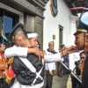 Gubernur Jawa Barat Dedi Mulyadi memeluk anak-anak yang mendapatkan pendidikan militer namun tidak hadir orang tuanya usai upacara Hari Kebangkitan Nasional di halalan Gedung Sate, Kota Bandung, Selasa (20/5). Foto: Dimas Rachmatsyah / Jabar Ekspres