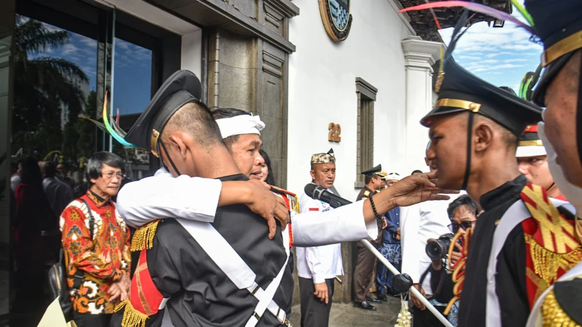 Gubernur Jawa Barat Dedi Mulyadi memeluk anak-anak yang mendapatkan pendidikan militer namun tidak hadir orang tuanya usai upacara Hari Kebangkitan Nasional di halalan Gedung Sate, Kota Bandung, Selasa (20/5). Foto: Dimas Rachmatsyah / Jabar Ekspres