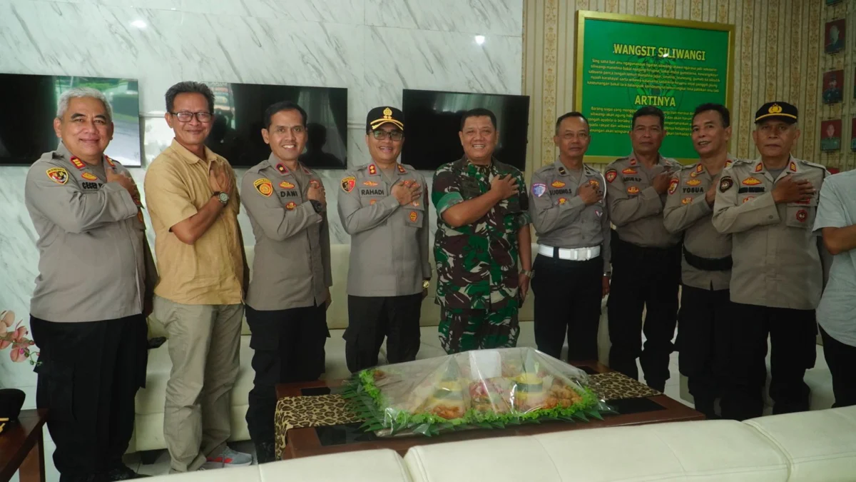Polres Banjar saat berkunjung ke markas Kodim 0613/Ciamis pada Rabu (21/5/2025). Kunjungan itu bentuk apresiasi dan ucapan selamat dalam rangka memperingati Hari Ulang Tahun (HUT) Kodam III/Siliwangi. (Cecep Herdi/Jabar Ekspres)