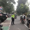 Anggota Satlantas Polresta Bogor Kota saat mengatur arus lalu lintas di lokasi kejadian kecelakaan yang melibatkan taksi online di Jalan Raya Pajajaran, Rabu (21/5). (Yudha Prananda / Jabar Ekspres)