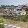 Suasana rumah penduduk di bantaran sungai di kawasan Tamansari, Kota Bandung, Rabu (21/5). Foto: Dimas Rachmatsyah / Jabar Ekspres