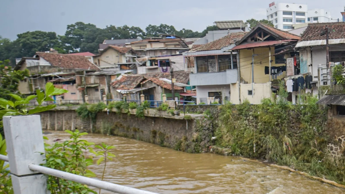 Suasana rumah penduduk di bantaran sungai di kawasan Tamansari, Kota Bandung, Rabu (21/5). Foto: Dimas Rachmatsyah / Jabar Ekspres