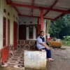 Dede Sumiati (61), warga Desa Nyalindung, Kecamatan Cipatat, KBB tengah duduk di depan rumahnya. Rabu (21/5). Dok Jabar Ekspres/Suwitno