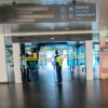 Ilustrasi: Petugas Avsec melakukan patroli di pintu keberangkatan dan kedatangan domestik Bandara Husein Sastranegara, Kota Bandung. Foto: Dimas Rachmatsyah / Jabar Ekspres