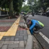 Pekerja menyelesaikan perbaikan fasilitas umum trotoar untuk penyandang disabilitas dan saluran air di Jalan Martanegara, Kota Bandung, Rabu (21/5). Foto: Dimas Rachmatsyah / Jabar Ekspres