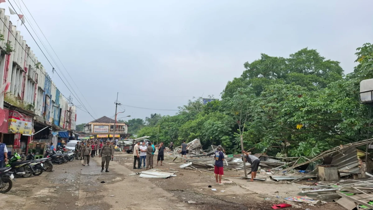 Satpol PP Kabupaten Bogor Bongkar 17 Lapak PKL di Pasar Ciluar Foto : Sandika Fadilah