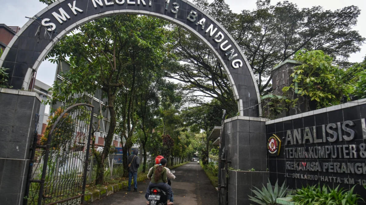 Pengendara motor melintas di kawasan Sekolah Menengah Kejuruan (SMK) 13 Bandung, Kamis (22/5). Foto: Dimas Rachmatsyah / Jabar Ekspres