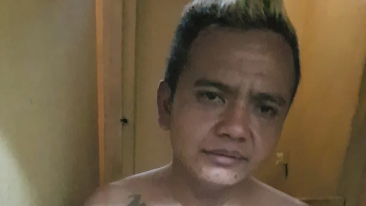 Seorang pria bernama Deden Mega Kustiwa alias Kecrot (30), diamankan oleh petugas Polsek Ciparay, setelah diduga melakukan aksi premanisme sambil membawa senjata tajam di Jalan Raya Laswi, Ciparay, Kabupaten Bandung, Selasa (20/5). Foto Istimewa