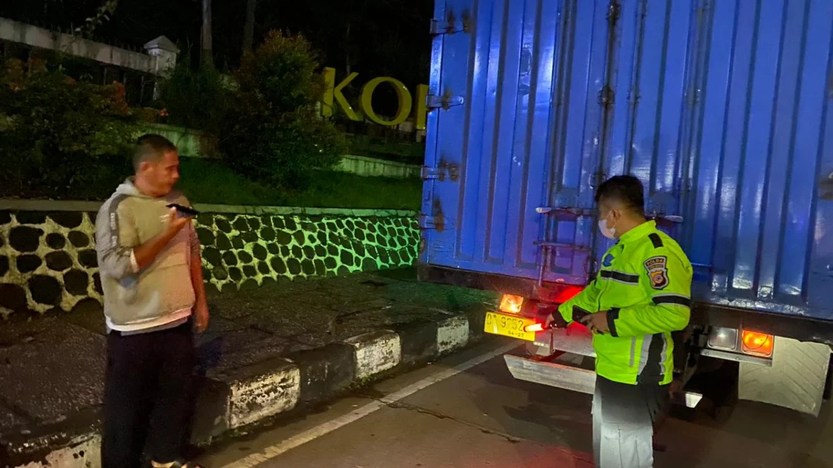 TKP laka lantas di Jalan Ir Soekarno, tepatnya depan Pujasera Ikopin, wilayah Dusun Sadang, RT01 RW06, Desa Cibeusi, Kecamatan Jatinangor, Kabupaten Sumedang. (Istimewa)