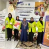 Mahasiswa Magister Ilmu Kesehatan Masyarakat Universitas Bakti Husada Indonesia (UBHI) didampingi DR Mamlukah MKes, Ketua Prodi Magister IKM UBHI (tengah) usai melaksanakan program pengabdian masyarakat di Kelurahan Banjar, Kota Banjar, Kamis (22/5/2025). (Cecel Herdi/Jabar Ekspres)
