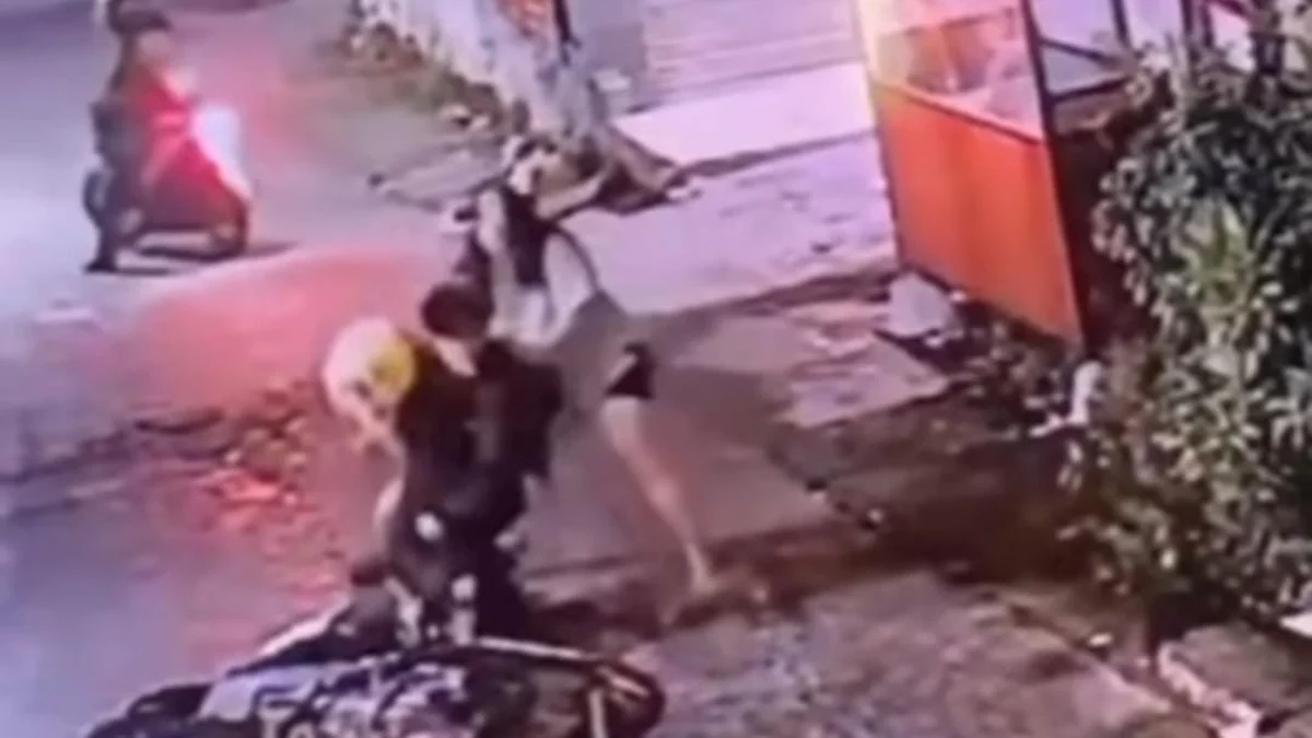Viral! Warga Gagalkan Aksi Percobaan Curanmor di Andir Bandung Ist. Tangkap layar aksi percobaan curanmor di wilayah Andir, Kota Bandung, berhasil digagalkan warga. Dok istimewa.