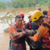 Tim BPBD saat evakuasi seorang lansia. (foto/Cecep Herdi)