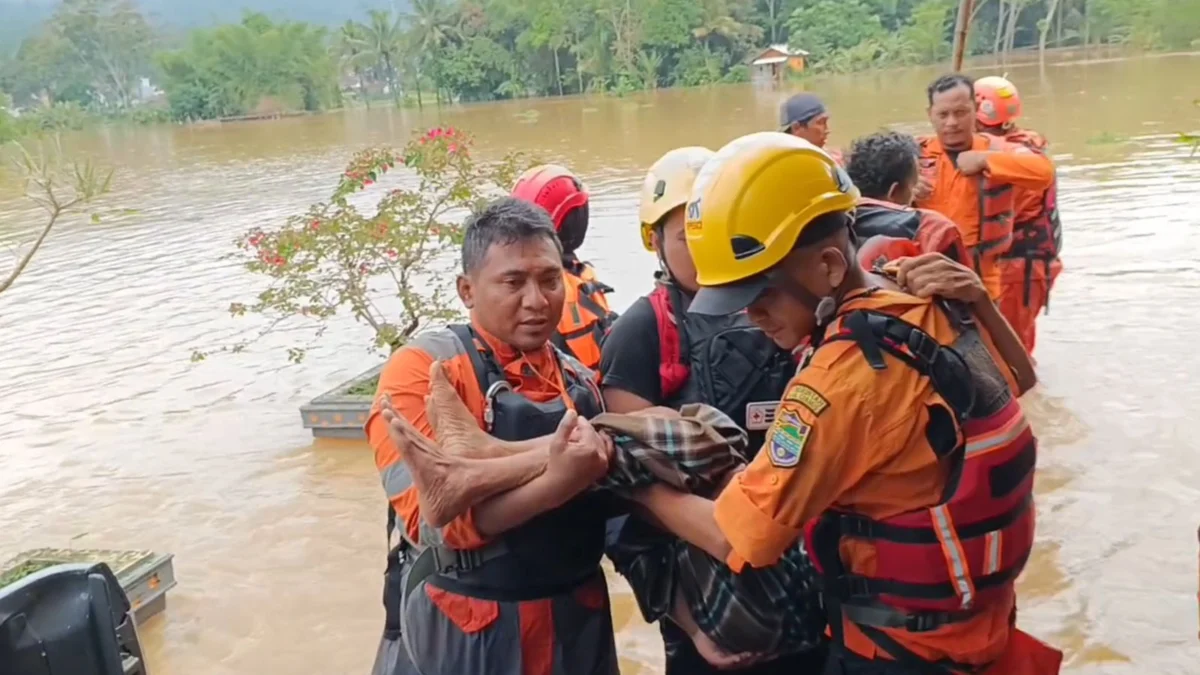 Tim BPBD saat evakuasi seorang lansia. (foto/Cecep Herdi)