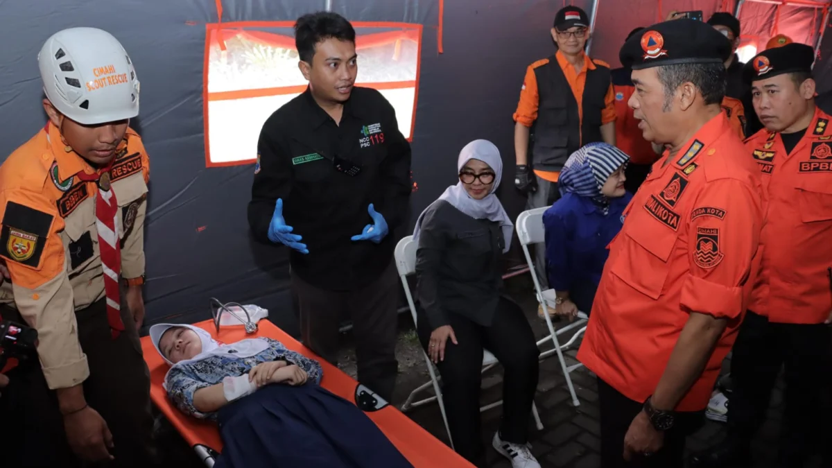 Belajar Evakuasi Sejak Dini, Pelajar di Cimahi Dilibatkan dalam Simulasi Hadapi Bencana Seorang Siswa bersama Tim BPBD sedang melakukan mitigasi bencana. (foto/Mong)
