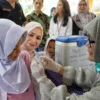 Ketua Tim Penggerak PKK Kota Bogor, Yantie Rachim (Tengah) saat menghadiri pelaksanaan vaksinasi Hepatitis dan PCV13 di SDN Bantarjati 5, Kamis (22/5). (Yudha Prananda / Jabar Ekspres)