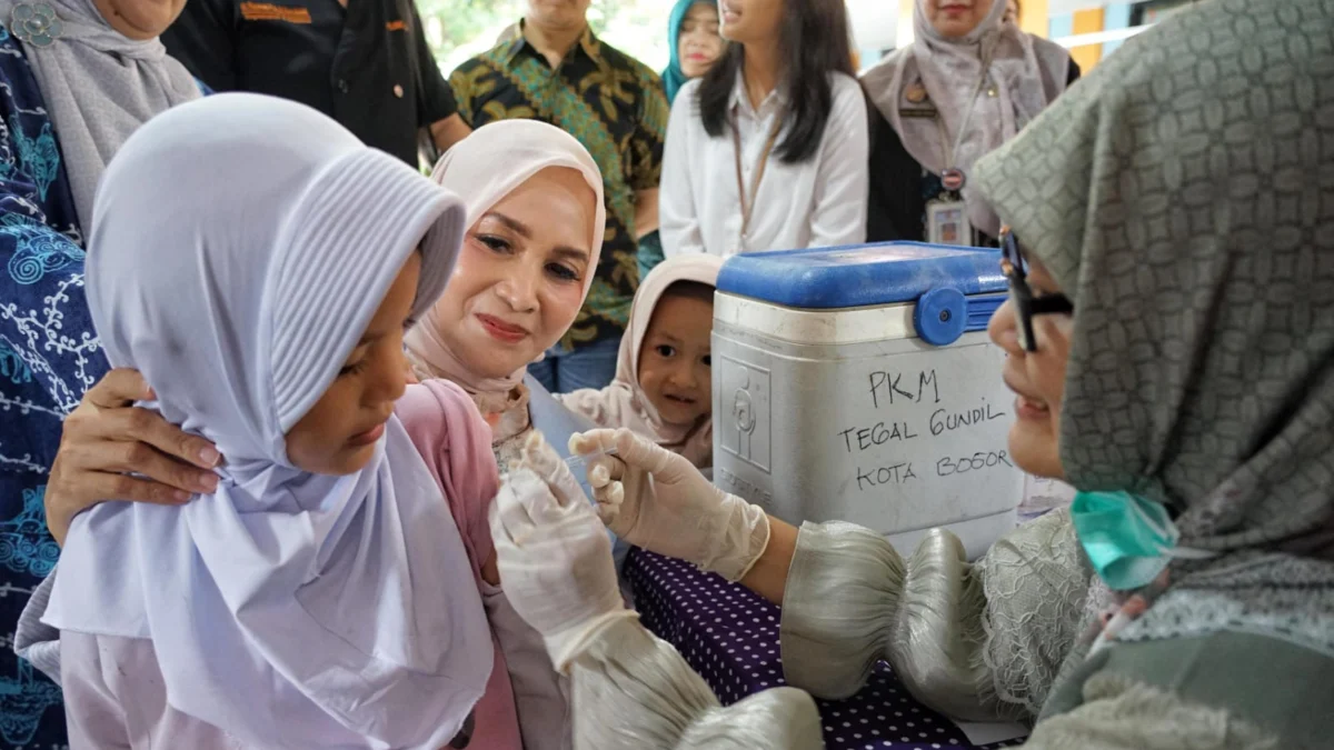 9000 Anak di Kota Bogor Divaksin Hepatitis A dan PCV13, Ketua TP PKK Kota Bogor: Perkuat Edukasi Ketua Tim Penggerak PKK Kota Bogor, Yantie Rachim (Tengah) saat menghadiri pelaksanaan vaksinasi Hepatitis dan PCV13 di SDN Bantarjati 5, Kamis (22/5). (Yudha Prananda / Jabar Ekspres)