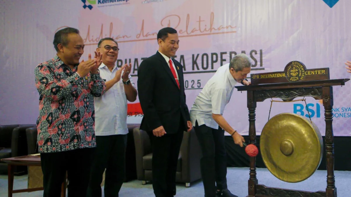Kota Bogor Jadi Tuan Rumah Pelatihan Notaris Pembuat Akta Koperasi Wali Kota Bogor, Dedie A. Rachim bersama jajaran INI Kota Bogor dan Kementerian Koperasi saat membuka acara Pendirian dan Pelatihan Notaris Pembuatan Akta Koperasi. (Yudha Prananda / Jabar Ekspres)