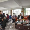 Wakil Ketua DPRD Jawa Barat Ono Surono saat berbincang dengan pihak SMKN 13 Bandung dalam kunjungannya di SMKN 13, Kota Bandung, Kamis (22/5). Foto: Dimas Rachmatsyah / Jabar Ekspres