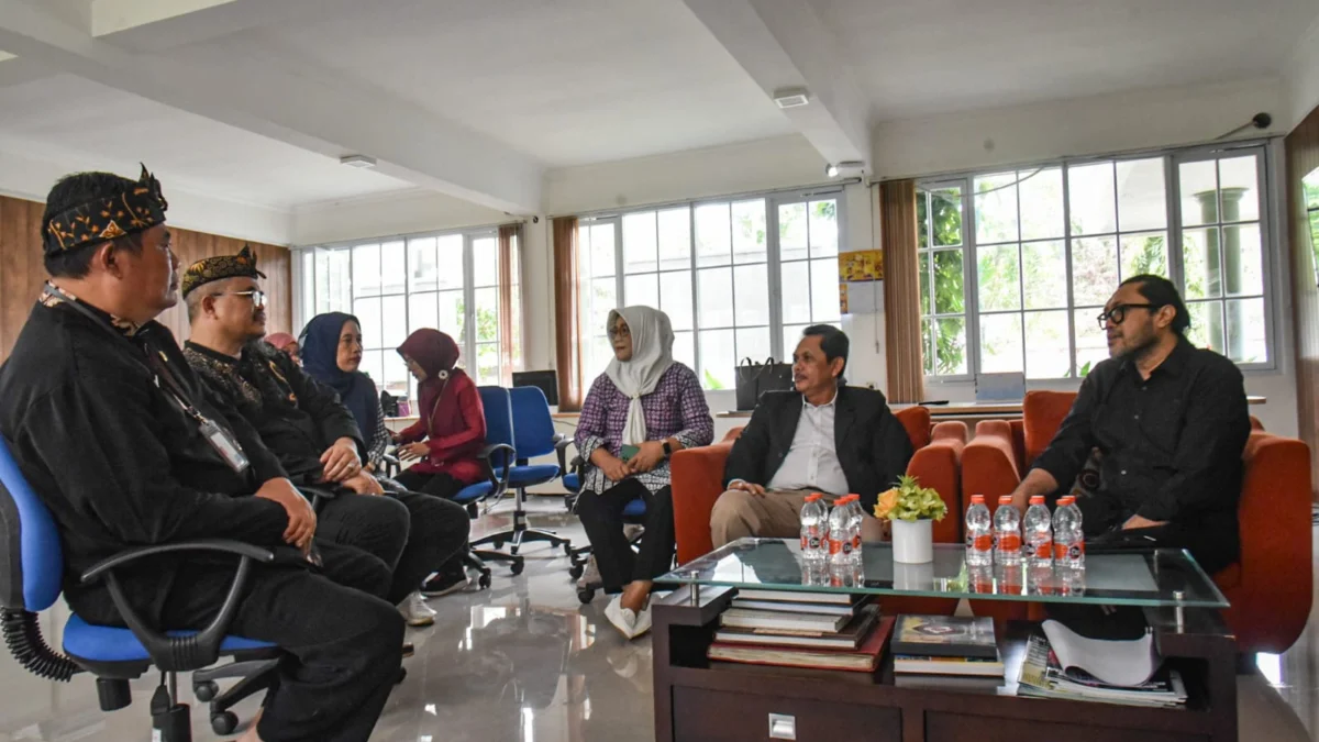 Kunjungi SMKN 13 Bandung, Ono Sorot Evaluasi Pergub Soal Penggalangan Dana Wakil Ketua DPRD Jawa Barat Ono Surono saat berbincang dengan pihak SMKN 13 Bandung dalam kunjungannya di SMKN 13, Kota Bandung, Kamis (22/5). Foto: Dimas Rachmatsyah / Jabar Ekspres