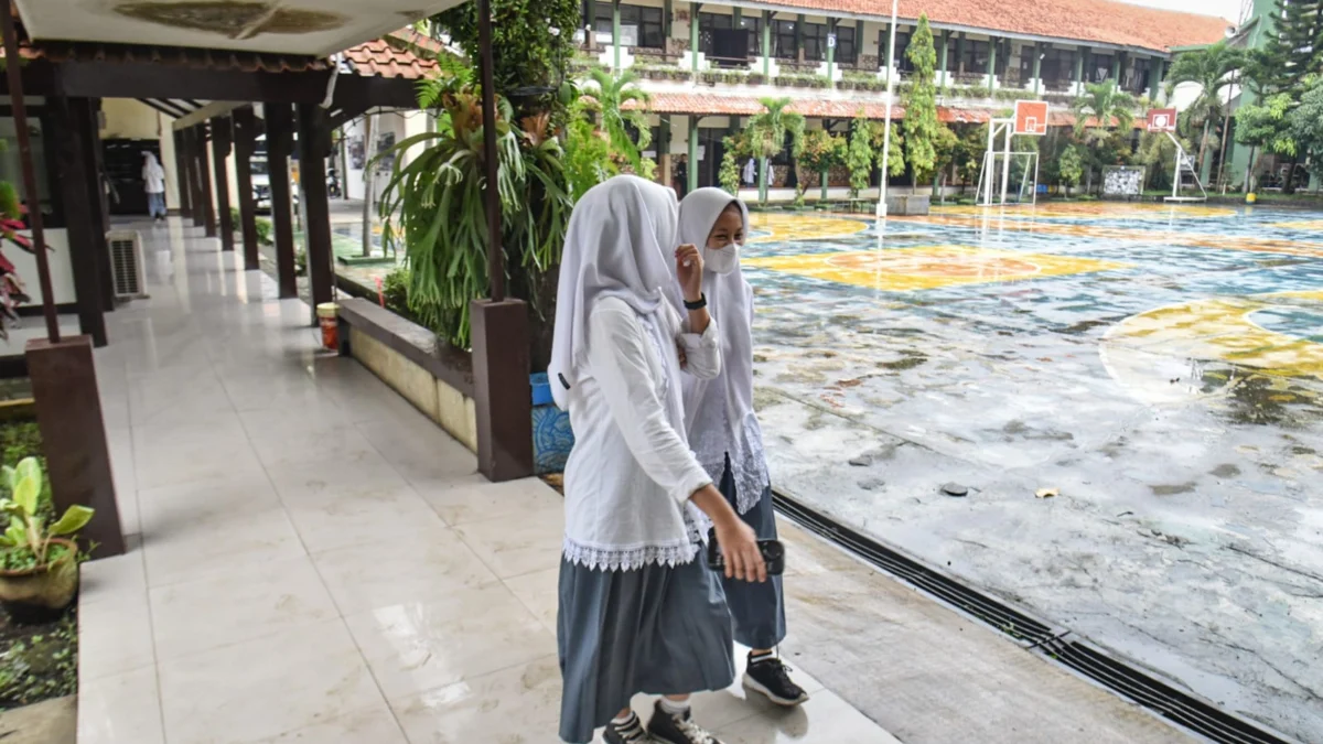 FKSS Sambut Baik Kelonggaran Aturan Masuk Sekolah di Jabar Siswi berjalan di area dalam Gedung Sekolah di Sekolah Menengah Kejuruan Negeri (SMKN) 13 Bandung, Kamis (22/5). Foto: Dimas Rachmatsyah / Jabar Ekspres