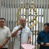 Dok. Kepala Kejari Kota Bandung, Irfan Wibowo (tengah) saat sampaikan pelimpahan tahap 2 kasus dugaan korupsi di STIA Bagasi Bandung. Kamis (22/5). Foto. Sandi Nugraha.
