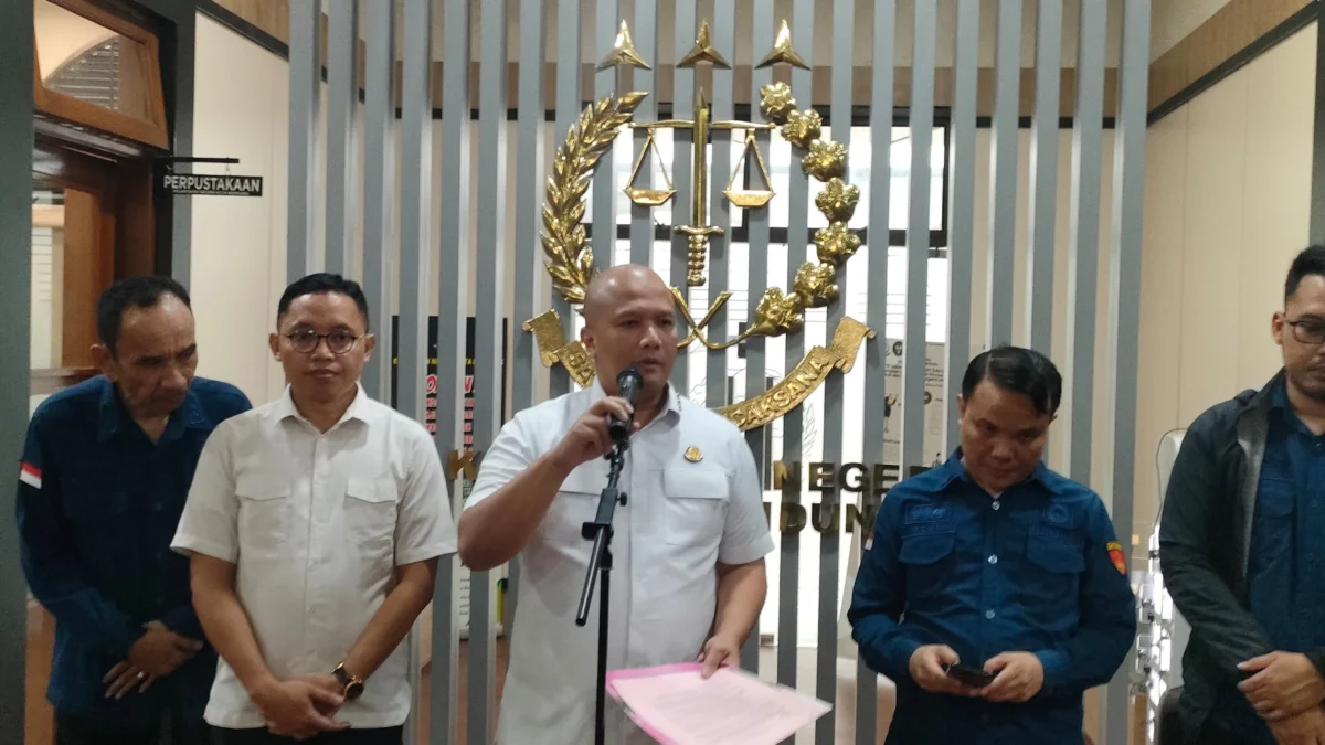Dua Tersangka Korupsi Dana PIP di STIA Bagasasi Diserahkan ke Jaksa, Negara Rugi Rp20,7 Miliar Dok. Kepala Kejari Kota Bandung, Irfan Wibowo (tengah) saat sampaikan pelimpahan tahap 2 kasus dugaan korupsi di STIA Bagasi Bandung. Kamis (22/5). Foto. Sandi Nugraha.