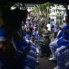 Anak-anak yang mendapatkan pendidikan militer berada di dalam truk militer usai upacara Hari Kebangkitan Nasional di halalan Gedung Sate, Kota Bandung, Selasa (20/5). Foto: Dimas Rachmatsyah / Jabar Ekspres