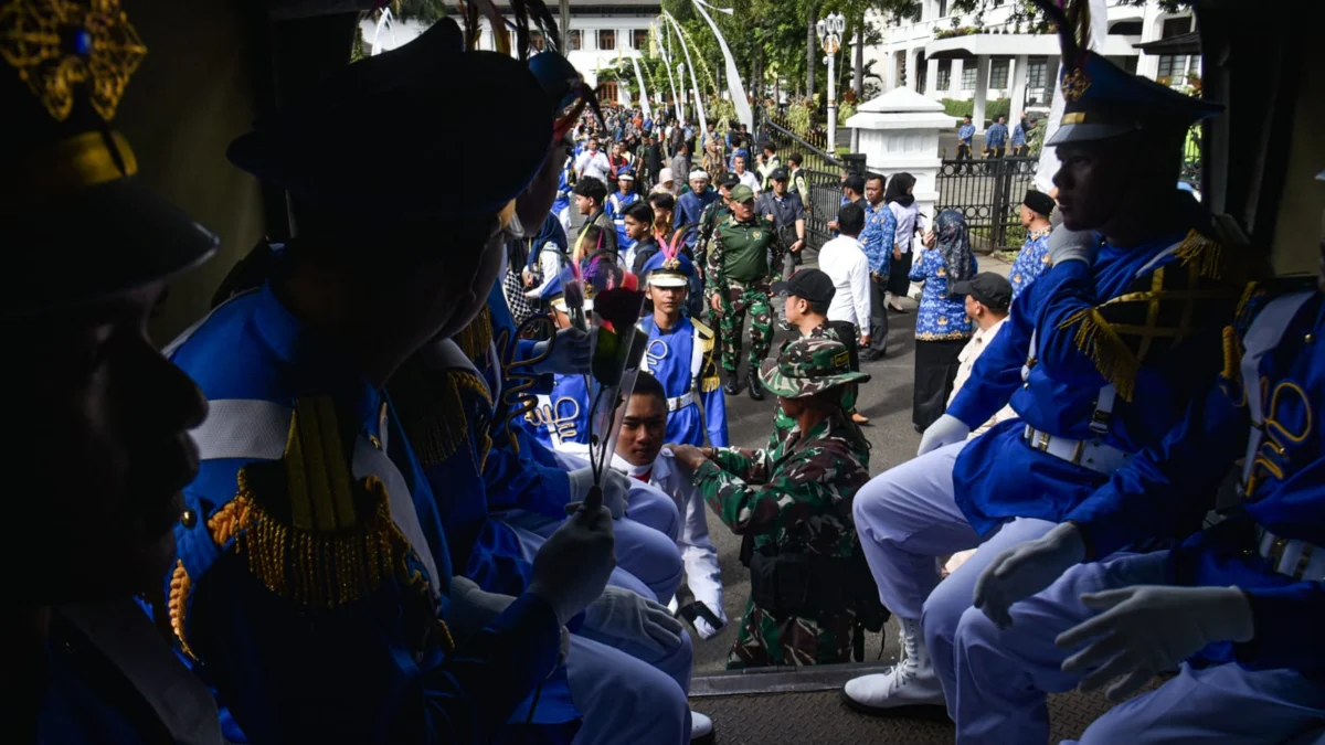 Anak-anak yang mendapatkan pendidikan militer berada di dalam truk militer usai upacara Hari Kebangkitan Nasional di halalan Gedung Sate, Kota Bandung, Selasa (20/5). Foto: Dimas Rachmatsyah / Jabar Ekspres