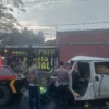 Petugas saat mengevakuasi kendaraan yang terlibat Kecelakaan di Jalan Raya Kopo-Katapang, tepatnya di Kampung Pangauban, Desa Pangauban, Kecamatan Katapang, Kabupaten Bandung, pada Jumat (23/5/2025) sekitar pukul 04.50 WIB. Foto Istimewa