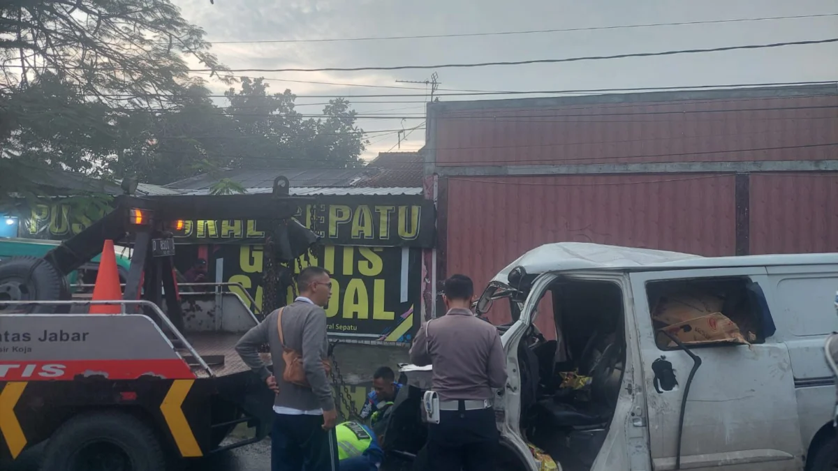 Laka Lantas di Katapang, Grandmax vs Colt Diesel, Satu Nyawa Melayang Petugas saat mengevakuasi kendaraan yang terlibat Kecelakaan di Jalan Raya Kopo-Katapang, tepatnya di Kampung Pangauban, Desa Pangauban, Kecamatan Katapang, Kabupaten Bandung, pada Jumat (23/5/2025) sekitar pukul 04.50 WIB. Foto Istimewa