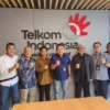 Direktur Utama Telkom Ririek Adriansyah dan Direktur Network and IT Solution Telkom Herlan Wijanarko saat pertemuan dengan Wakil Rektor Bidang Penelitian, Pengembangan Usaha, dan Kerja Sama UGM Dr. Danang Sri Hadmoko beserta jajaran, dalam pembahasan mengenai pengembangan sistem deteksi gempa berbasis Distributed Acoustic Sensing (DAS) atau Penginderaan Akustik Terdistribusi, di Telkom Landmark Tower, Jakarta, pada Rabu (21/5).