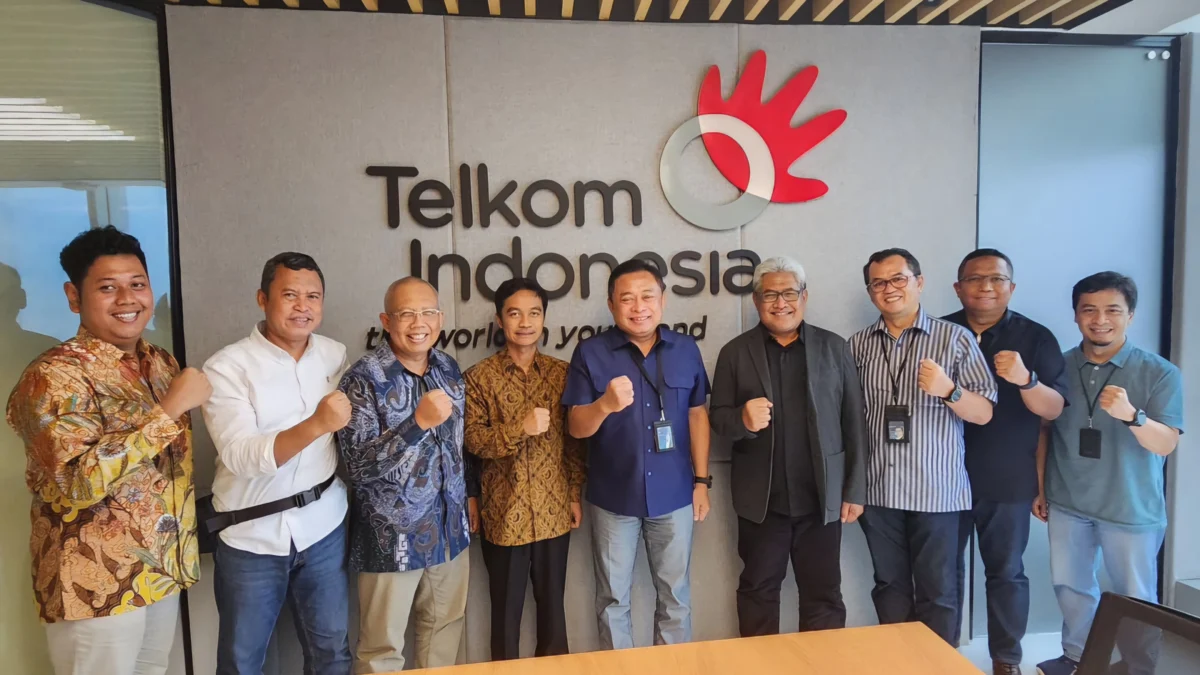 Direktur Utama Telkom Ririek Adriansyah dan Direktur Network and IT Solution Telkom Herlan Wijanarko saat pertemuan dengan Wakil Rektor Bidang Penelitian, Pengembangan Usaha, dan Kerja Sama UGM Dr. Danang Sri Hadmoko beserta jajaran, dalam pembahasan mengenai pengembangan sistem deteksi gempa berbasis Distributed Acoustic Sensing (DAS) atau Penginderaan Akustik Terdistribusi, di Telkom Landmark Tower, Jakarta, pada Rabu (21/5).