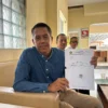 Kepala MAN 2 Ciamis, Aris Mujiraharjo menunjukkan dasar pungutan sumbangan siswa aaat diwawancara, Jumat (23/5/2025). (Cecep Herdi/Jabar Ekspres)