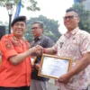 Wali Kota Cimahi, Ngatiyana dan Lurah Citeureup saat Penyerahan Pusdalops Ter-responsif ke-1 pada Kelurahan Citeureup (Mong)