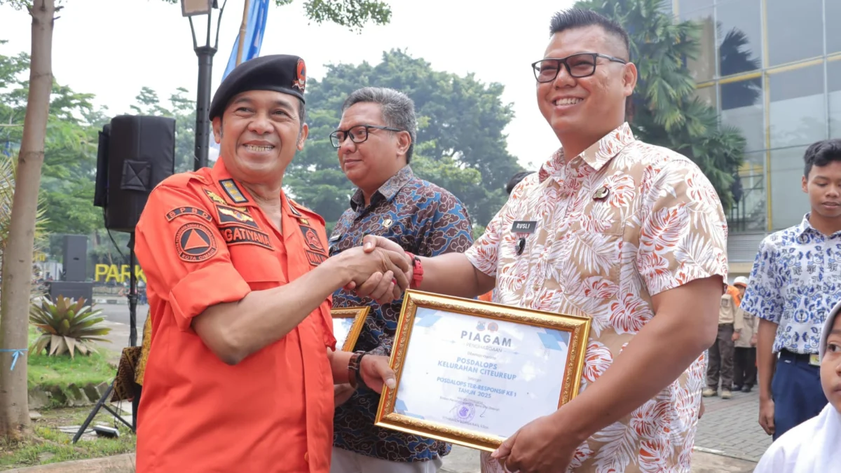 Wali Kota Cimahi, Ngatiyana dan Lurah Citeureup saat Penyerahan Pusdalops Ter-responsif ke-1 pada Kelurahan Citeureup (Mong)
