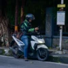 Pengendara ojek daring menunggu penumpang di Jalan Kliningan, Kota Bandung, Jumat (23/5). Foto: Dimas Rachmatsyah / Jabar Ekspres