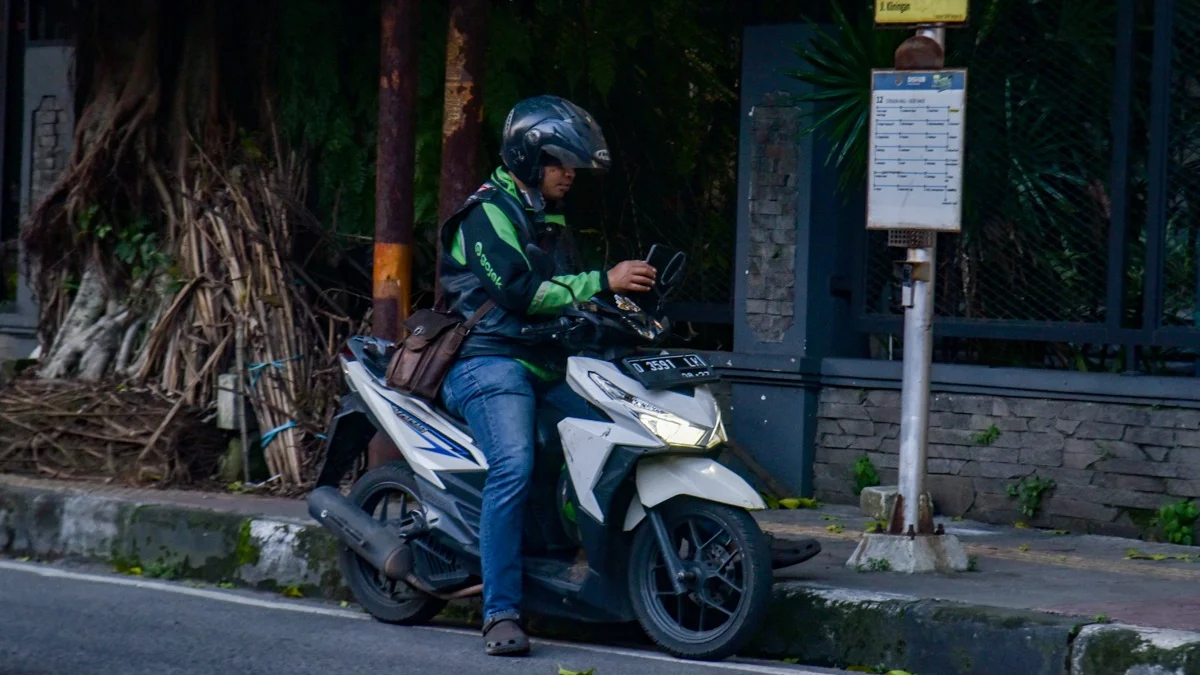 Pengendara ojek daring menunggu penumpang di Jalan Kliningan, Kota Bandung, Jumat (23/5). Foto: Dimas Rachmatsyah / Jabar Ekspres