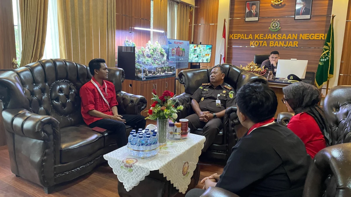 Sekretaris DPC GMNI Kota Banjar, Irwan Herwanto SIP (kiri) bersama Kajari Kota Banjar berdiskusi terkait penanganan kasus dugaan korupsi di Kota Banjar. (Istimewa)