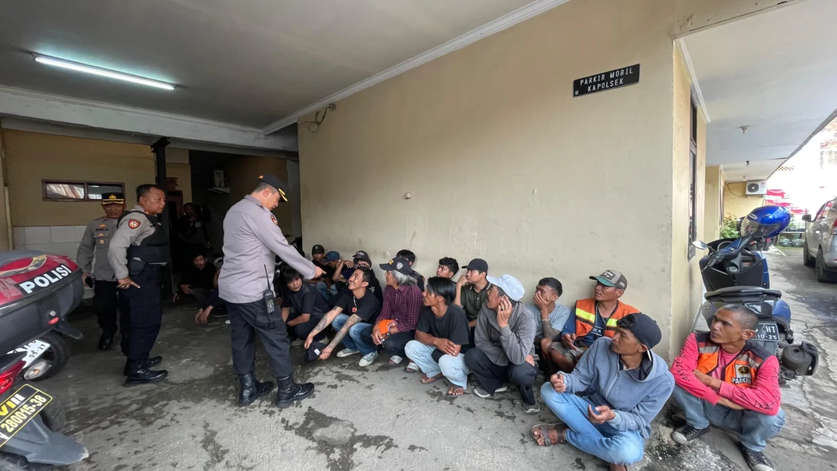 Warga Kabupaten Bandung Merasa Lega, Premanisme Mulai Sirna Berkat Aksi Cepat Polisi Polresta Bandung Tertibkan Premanisme dan Parkir Liar di Banjaran , 25 Orang Diamankan. Foto Agi